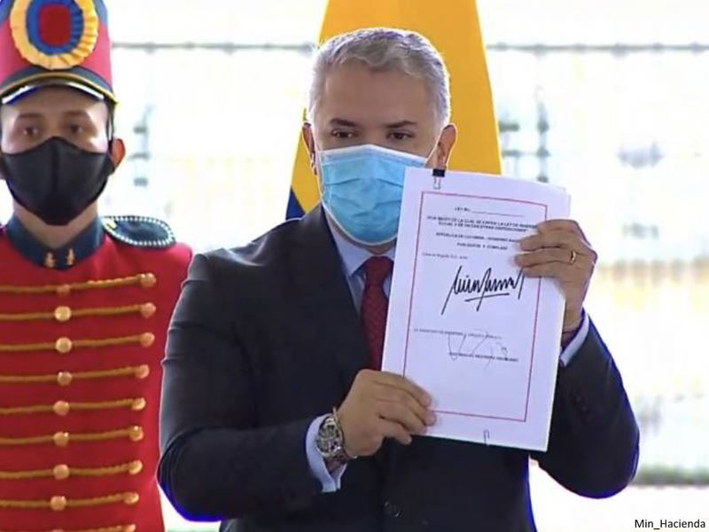 Presidencia de la República de Colombia, sanciona la Ley de Inversión Social.